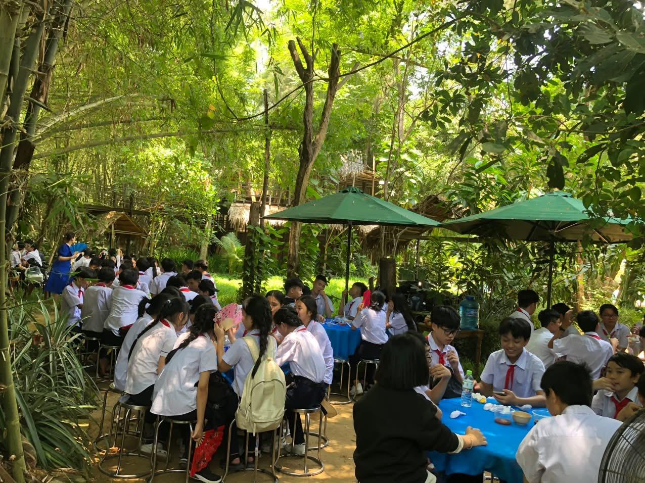 Vietnamese students visiting Triêm Tây Village