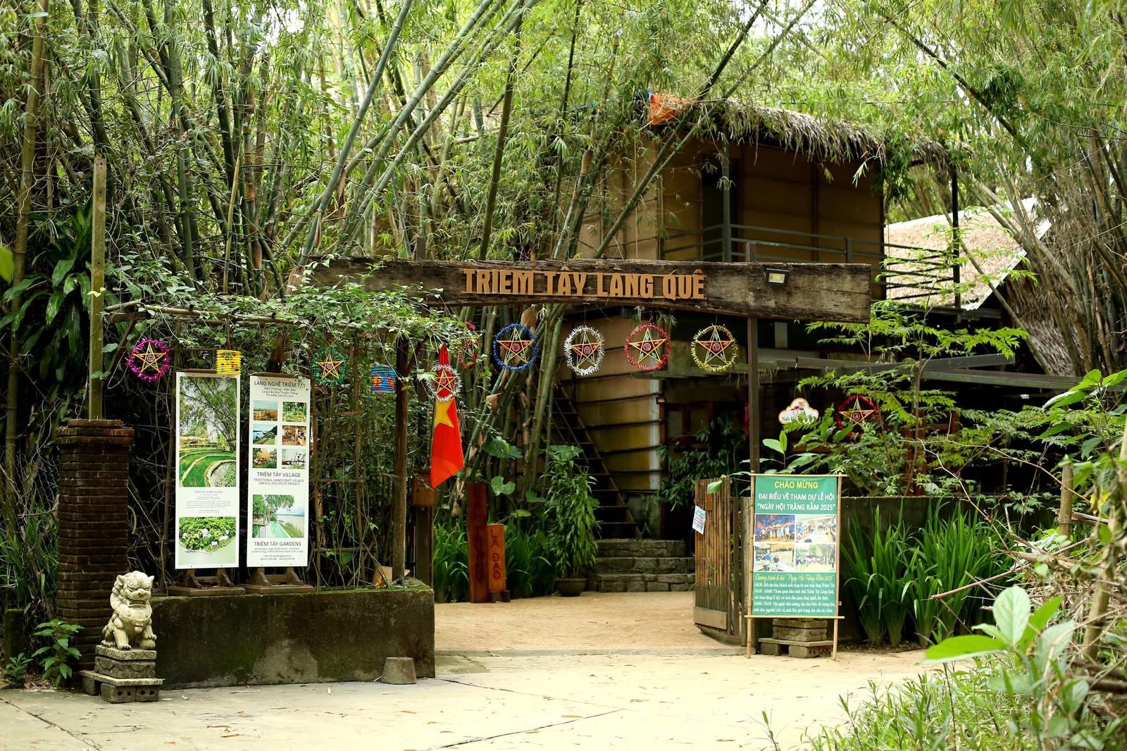 Triêm Tây Lang Que village entrance gate
